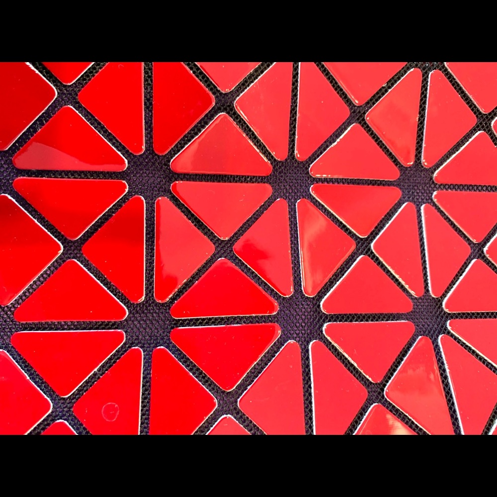 Unusual style shoulder bag in red. - Picture 4 of 6